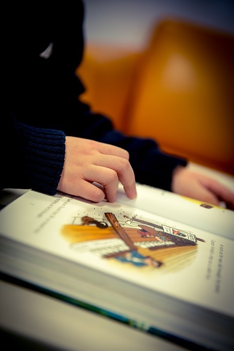 child_reading_2