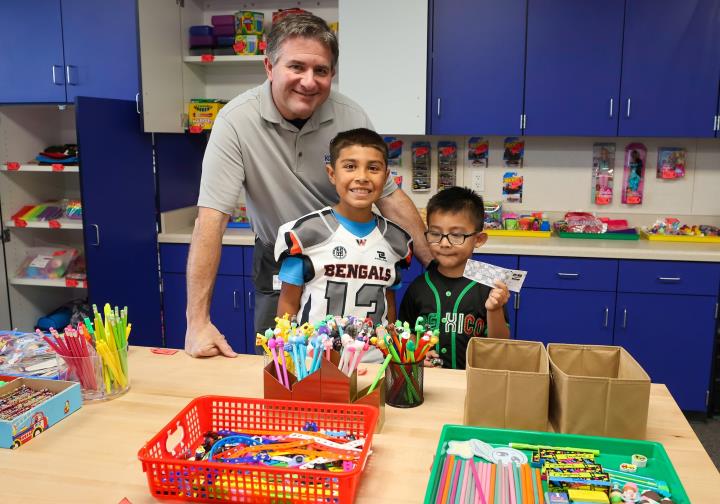 Mendiburu visits students in Wasco.jpg