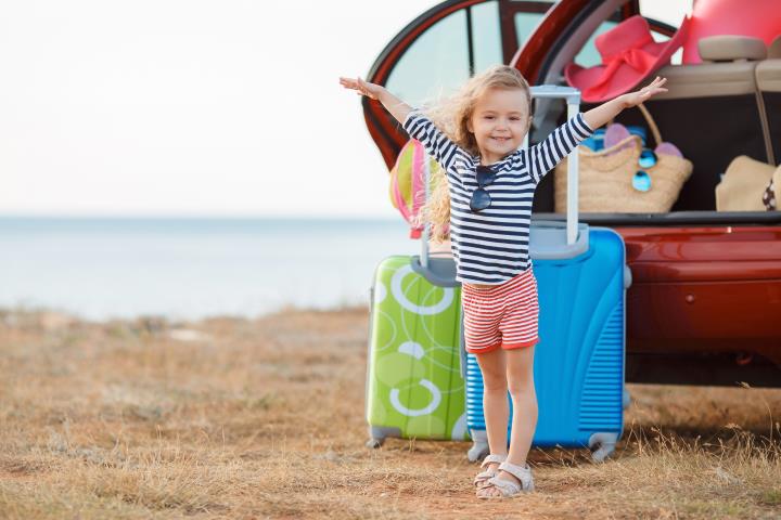 happy-little-girl-going-travel.jpg