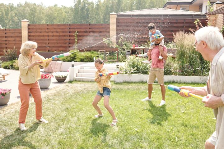 family-shooting-water-guns-2021-09-24-03-22-12-utc.jpg